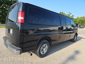 2017 Chevrolet Express 3500 Passenger Van LT 1LT 155.0" WB - miniatura 4