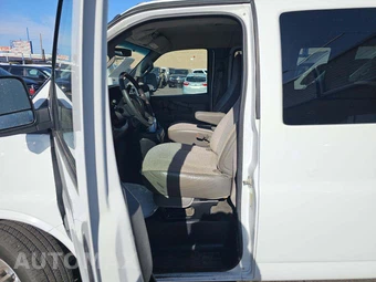 2017 Chevrolet Express 3500 Passenger Van LT 1LT 155.0" WB – miniatura 6