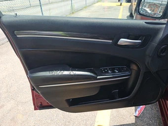 2017 Chrysler 300 Limited – miniatura 9