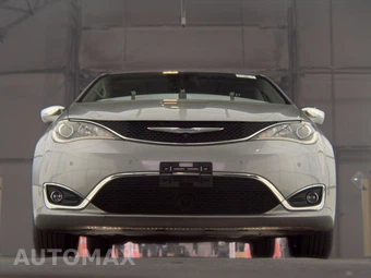 2017 Chrysler Pacifica Limited 121.6" WB – miniatura 3