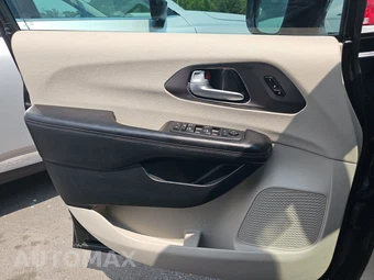 2017 Chrysler Pacifica Limited 121.6" WB – miniatura 9