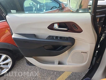 2017 Chrysler Pacifica Limited 121.6" WB - miniatura 9
