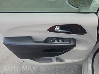 2017 Chrysler Pacifica Limited 121.6" WB – miniatura 9