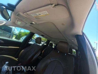 2017 Chrysler Pacifica Limited 121.6" WB – miniatura 11