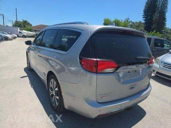 2017 Chrysler Pacifica Limited 121.6" WB – miniatura 2