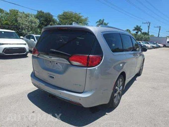 2017 Chrysler Pacifica Limited 121.6" WB – miniatura 3