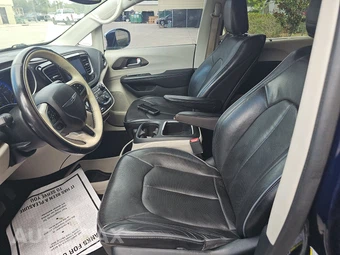2017 Chrysler Pacifica Limited 121.6" WB - miniatura 7