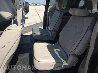 2017 Chrysler Pacifica Limited 121.6" WB – miniatura 13