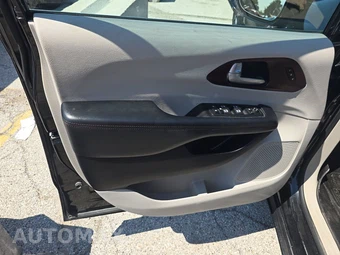 2017 Chrysler Pacifica Limited 121.6" WB – miniatura 9