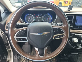 2017 Chrysler Pacifica Limited 121.6" WB – miniatura 10