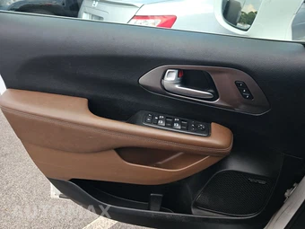 2017 Chrysler Pacifica Limited 121.6" WB – miniatura 9