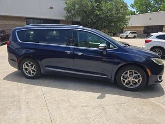 2017 Chrysler Pacifica Limited 121.6" WB – miniatura 4