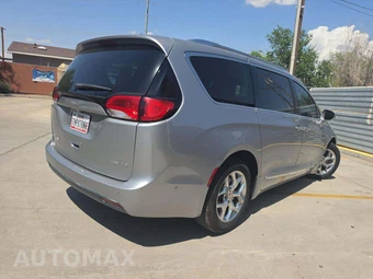 2017 Chrysler Pacifica Limited 121.6" WB – miniatura 3