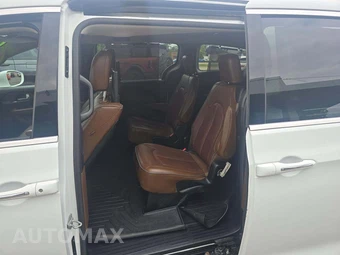 2017 Chrysler Pacifica Limited 121.6" WB – miniatura 10
