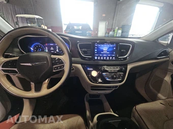 2017 Chrysler Pacifica Limited 121.6" WB – miniatura 11