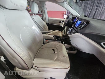 2017 Chrysler Pacifica Limited 121.6" WB – miniatura 8