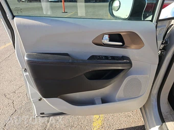 2017 Chrysler Pacifica LX 121.6" WB – miniatura 9