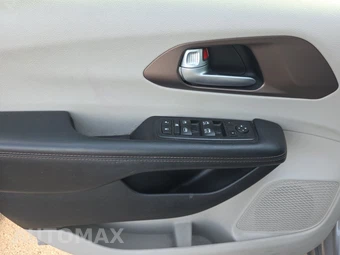2017 Chrysler Pacifica LX 121.6" WB – miniatura 9