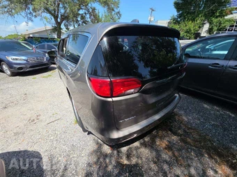 2017 Chrysler Pacifica LX 121.6" WB - miniatura 2