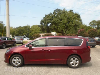 2017 Chrysler Pacifica LX 121.6" WB - miniatura 2