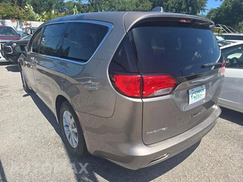2017 Chrysler Pacifica Touring 121.6" WB – miniatura 2