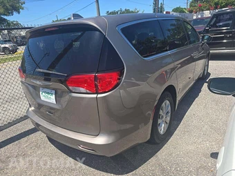 2017 Chrysler Pacifica Touring 121.6" WB – miniatura 3