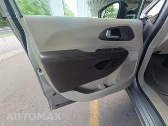 2017 Chrysler Pacifica Touring 121.6" WB – miniatura 9