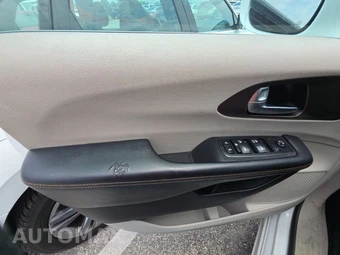 2017 Chrysler Pacifica Touring L 121.6" WB – miniatura 9