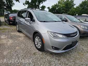 2017 Chrysler Pacifica Touring L 121.6" WB – miniatura 3