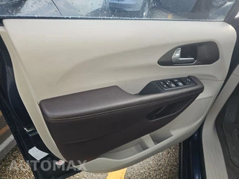 2017 Chrysler Pacifica Touring L 121.6" WB – miniatura 9