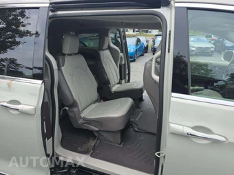 2017 Chrysler Pacifica Touring L 121.6" WB - miniatura 17
