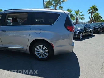 2017 Chrysler Pacifica Touring L 121.6" WB – miniatura 3