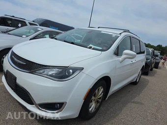 2017 Chrysler Pacifica Touring L 121.6" WB