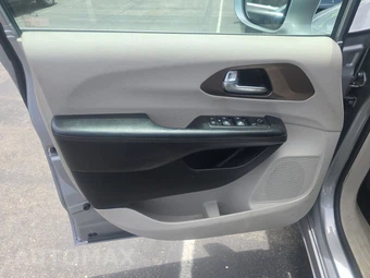 2017 Chrysler Pacifica Touring L 121.6" WB – miniatura 9