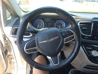 2017 Chrysler Pacifica Touring L 121.6" WB – miniatura 10