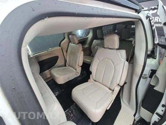 2017 Chrysler Pacifica Touring L 121.6" WB - miniatura 14