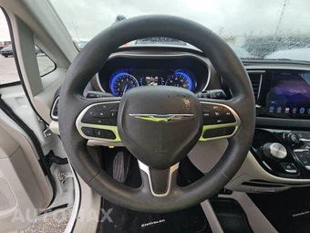 2017 Chrysler Pacifica Touring Plus 121.6" WB - miniatura 10