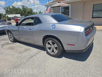 2017 Dodge Challenger SXT - miniatura 2