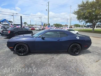 2017 Dodge Challenger SXT – miniatura 3