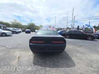 2017 Dodge Challenger SXT – miniatura 4