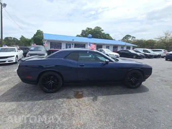 2017 Dodge Challenger SXT – miniatura 5