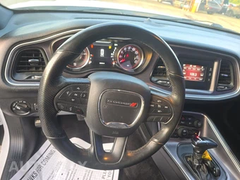 2017 Dodge Challenger SXT – miniatura 10