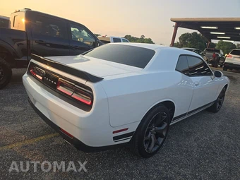 2017 Dodge Challenger SXT – miniatura 4
