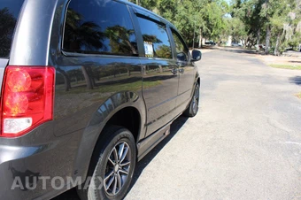 2017 Dodge Grand Caravan SXT 121.2" WB - miniatura 12