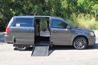 2017 Dodge Grand Caravan SXT 121.2" WB - miniatura 2