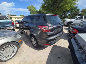 2017 Ford Escape S – miniatura 2