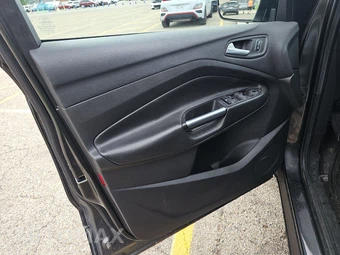 2017 Ford Escape SE – miniatura 9