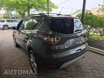 2017 Ford Escape SE – miniatura 2