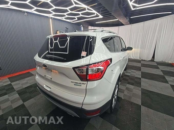 2017 Ford Escape Titanium – miniatura 3