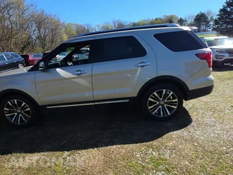 2017 Ford Explorer Platinum - miniatura 3